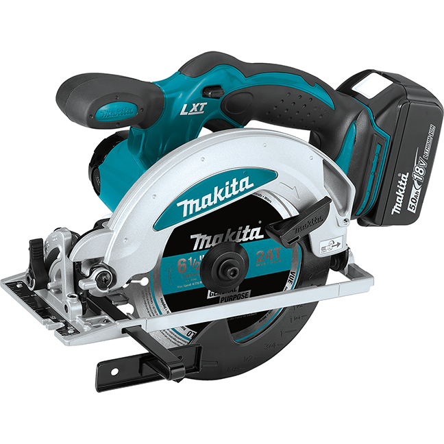 Scie circulaire Makita DSS611RTX3 18 V LXT avec batterie 5 Ah, chargeur et sac sur fond neutre